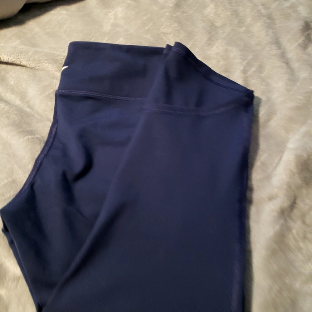 Old Navy Sz M navy blue cropped leggings